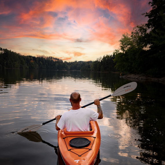 Kanufahrer am Abend an Ottensteiner Stau see