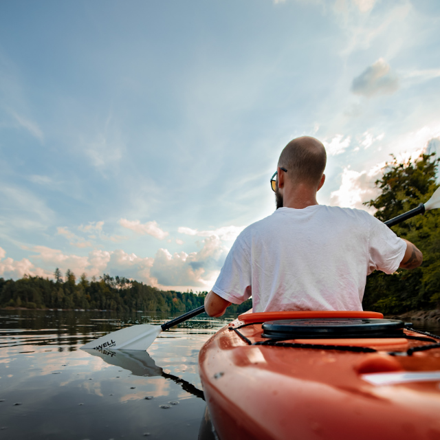 Man fährt mit orangenem Kanu