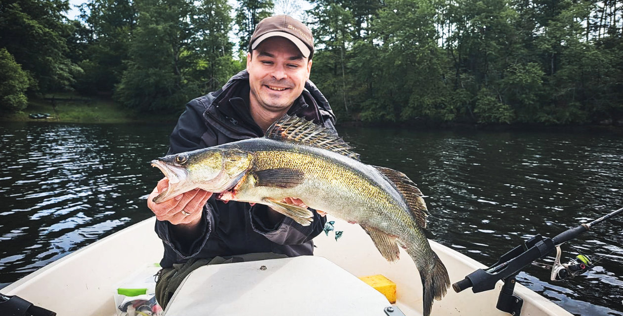 Fischer im Boot mit einem riesen Fang