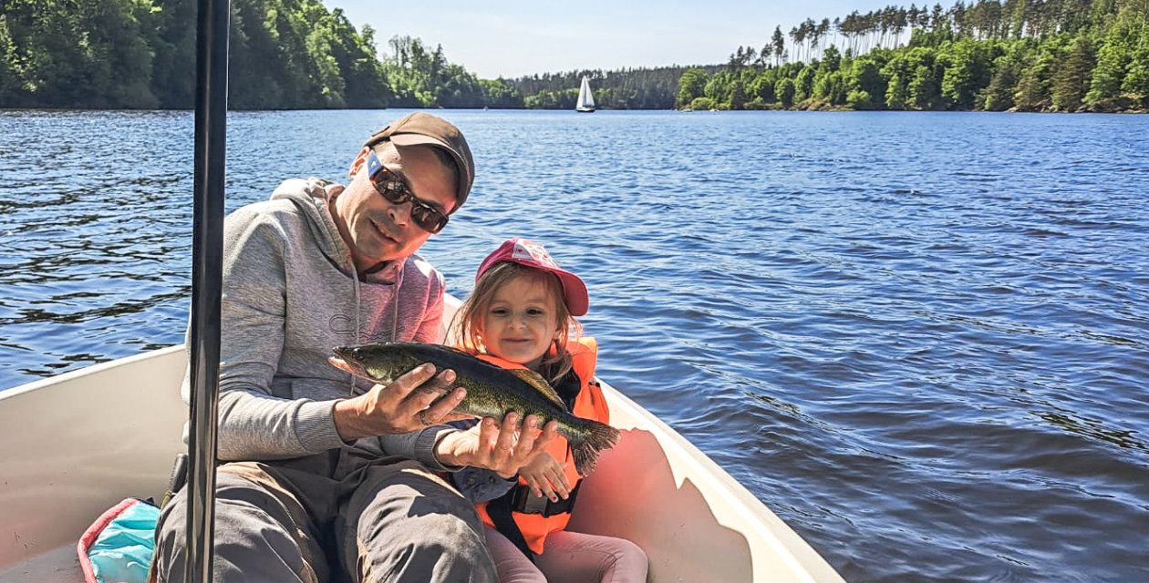Papa und Tochter fischen